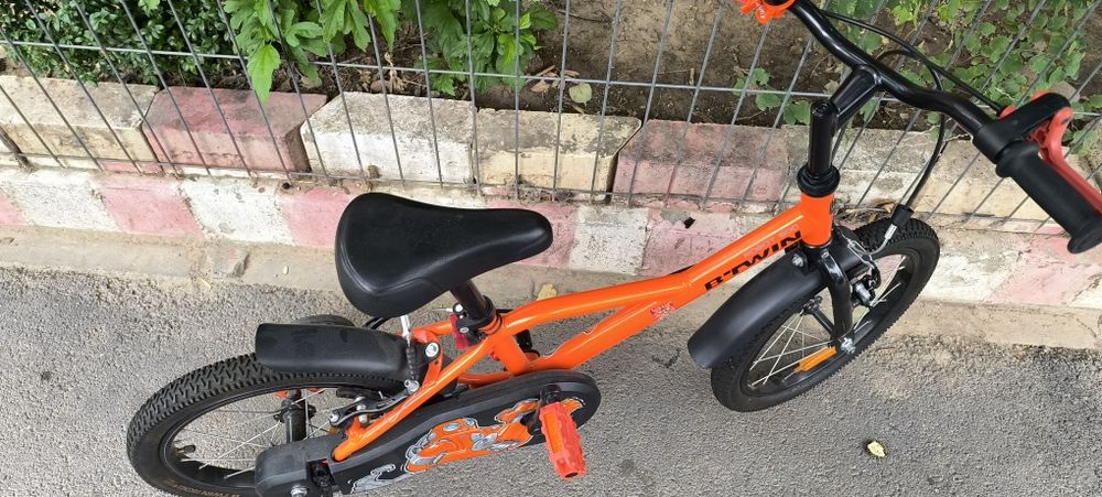 Bicicleta BTWIN că și nouă.