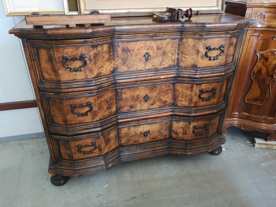 Comoda , tablouri , oglinzi  , canapele , elemente de decor