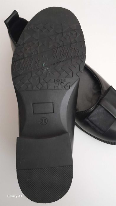 Продам для девочки туфли