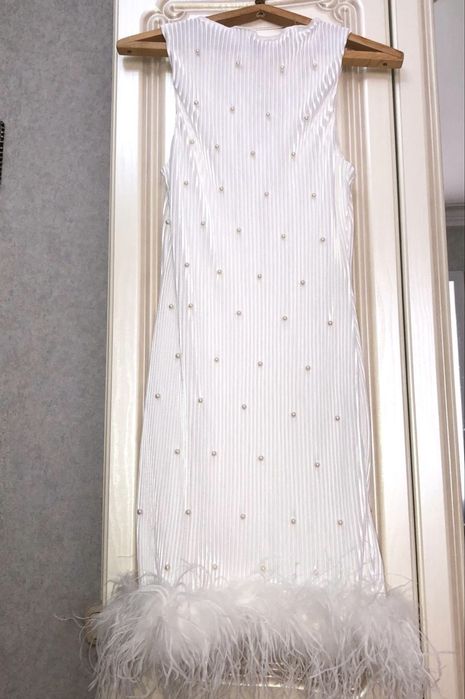 Белое платье с перышками