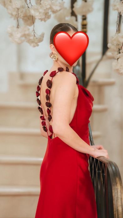 Rochie rosie cu detalii florale