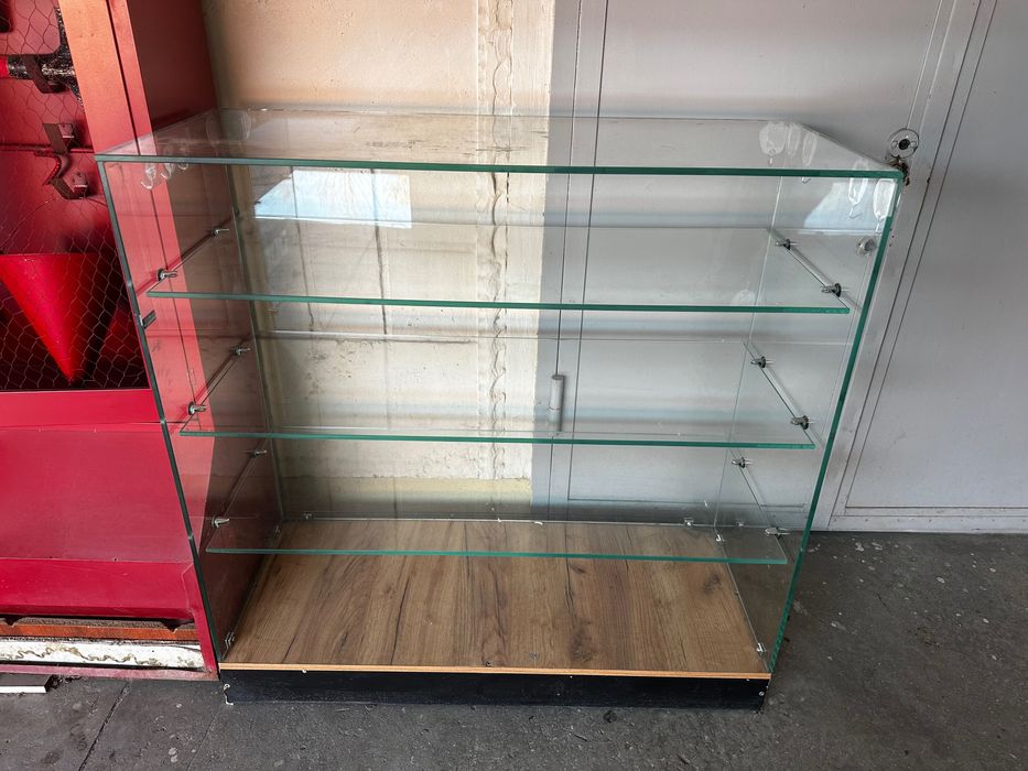 Стеклянные витрины