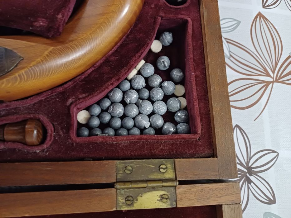 Чифт капсулни пистолети