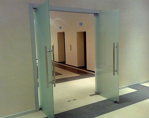 Ремонт и установка, реглировка доводчиков для стеклянных дверей.