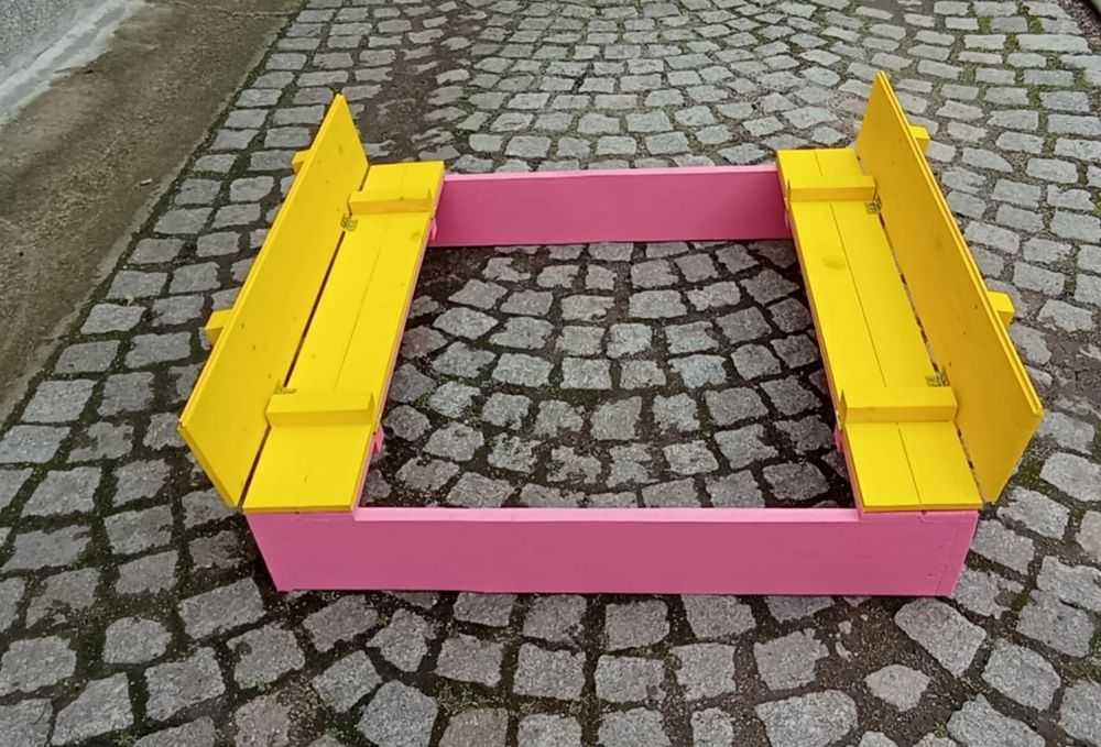 Детски пясъчник за момиче в розово и жълто със сгъваеми пейки