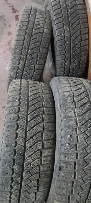 Зимние шины 215/60/16