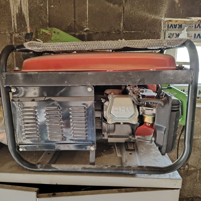 Бензиновый электрогенератор