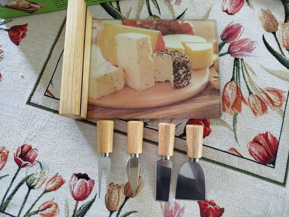 Продавам сет за сирене