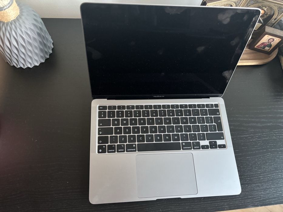 Macbook Air 13 inch achizitionat in 2025