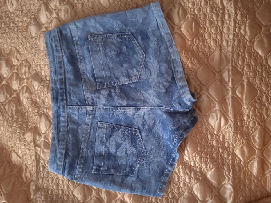 Дънкови къси панталони на цветя