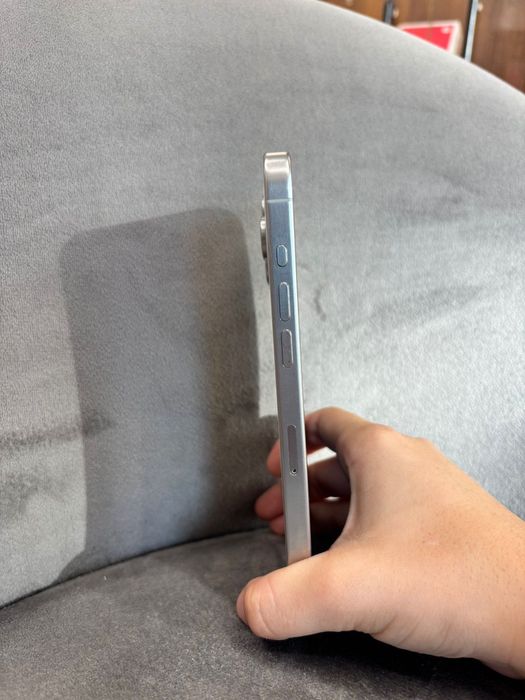 iPhone 15 Pro Max заключен САМО на части