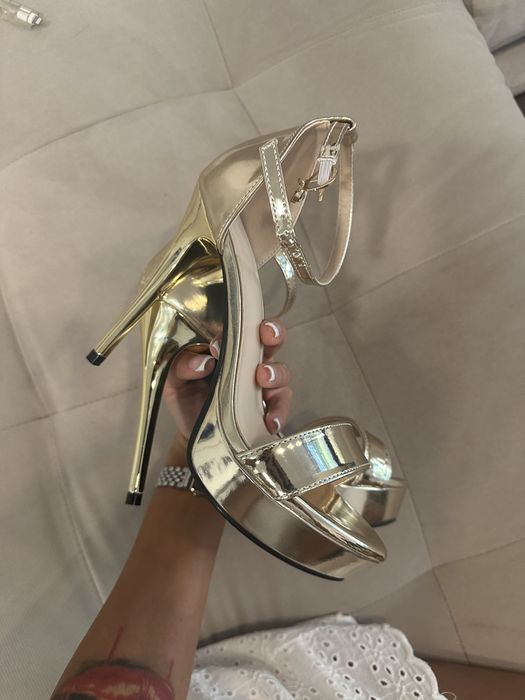 Златни сандали на ток