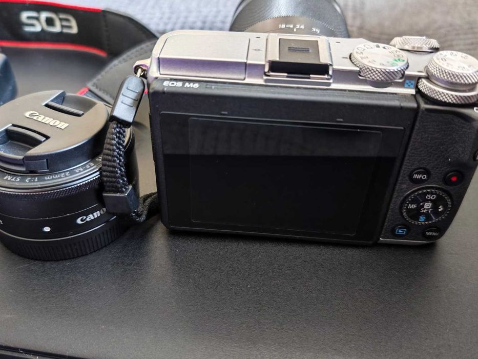 Camera mirrorless Canon EOS M6 (sub 50 cadre) + 2 obiective