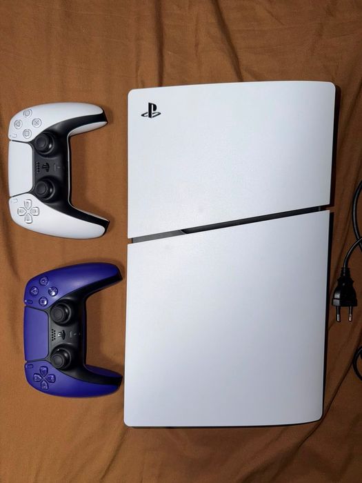Playstation 5, doua manete