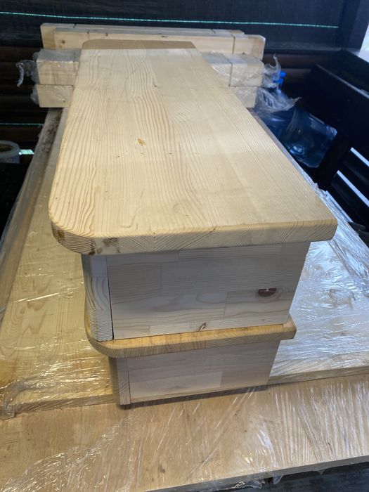 Scara lemn , cu 2 trepte 10 stalpi grosi ,