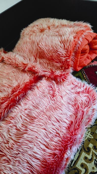 Болна дългокосместа в два цвята - розова, зелена, оранжева.