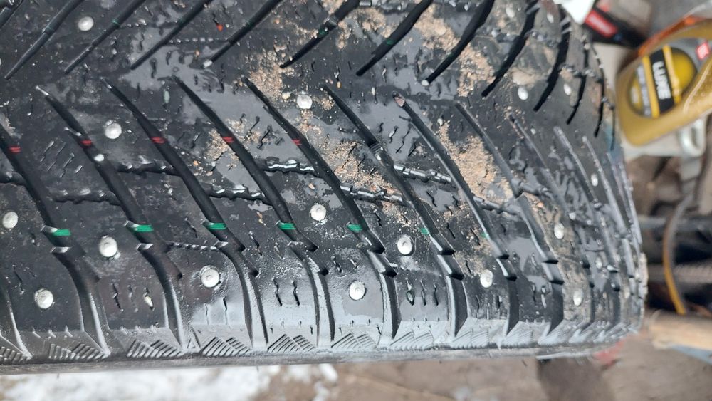 Продам два зимних баллона.