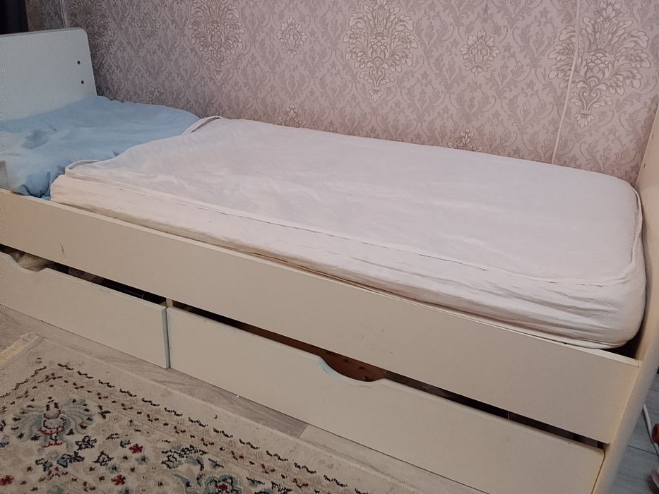Кровать с комодом