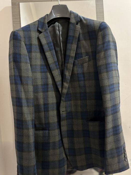 Хотела продать пару костюмчиков или пиджак с очень хорошим качествеЕее