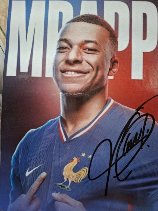 Автографи на Роналдо и Мбапе със снимкови доказателства от подписванет