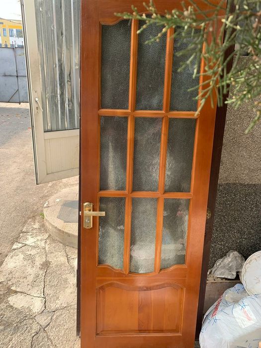 Двери  деревянные .