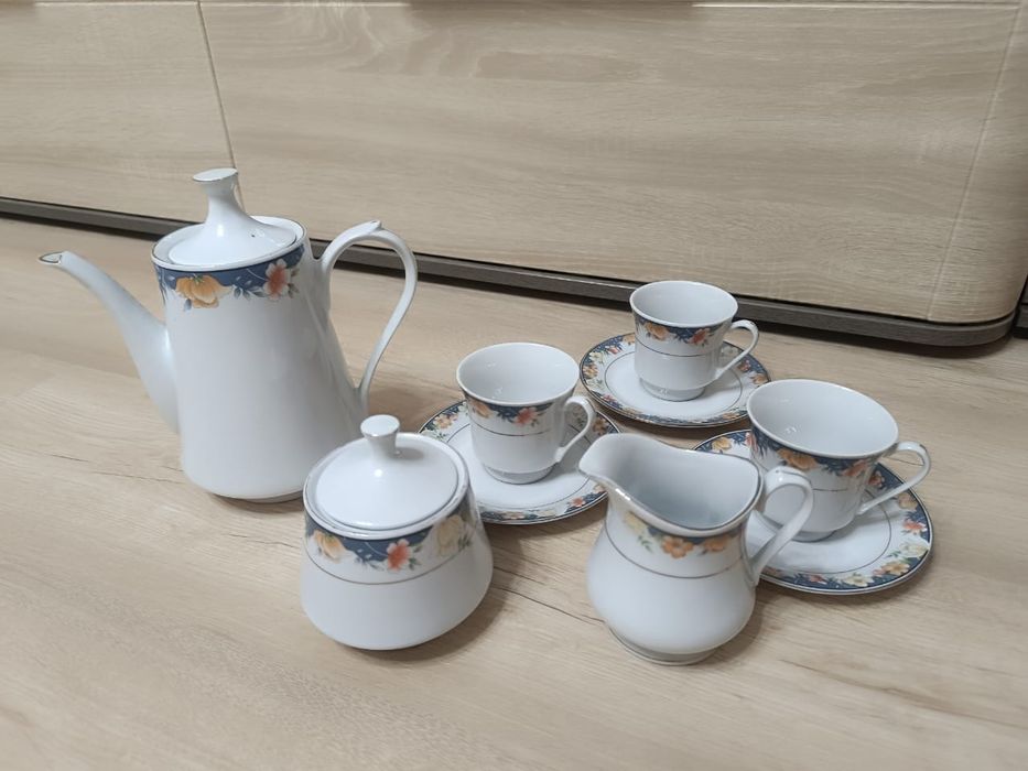 Чайник,  чашки, молочник, сахарница