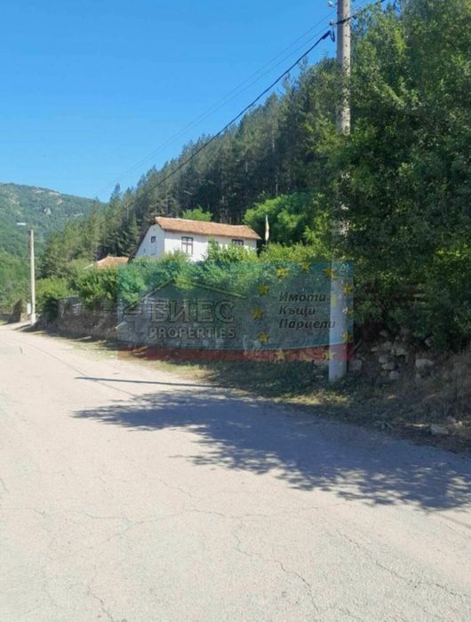 Къща в гр. Трън - 75 м², двор - 2700 м²
