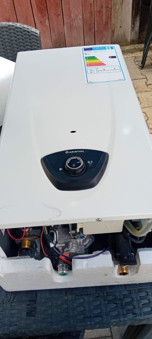 Instant apa calda 11 L pe minut ARISTON