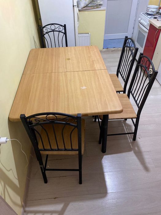 Кухонный стол со стульями