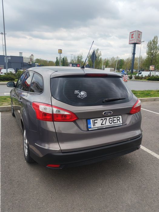 Mă vinde.....Ford focus 2012