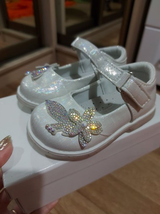 Продам ооочень красивые туфельки для маленькой принцессы