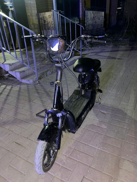 Продам скутер Ск8