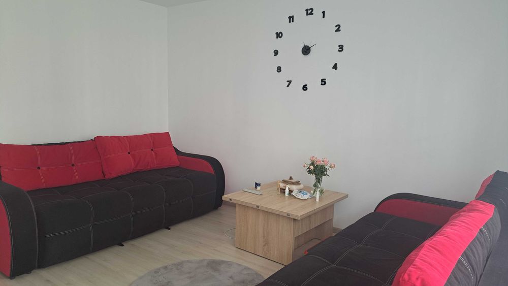 Proprietar . Vand apatament cu 2 camere.