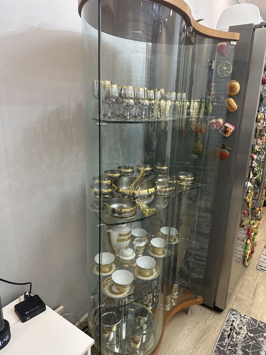 Стеклянный шкаф для посуды