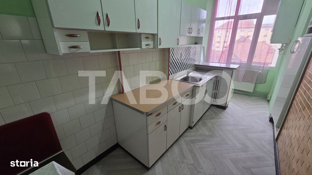 Apartament de vanzare 2 camere decomandate etaj intermediar Strand