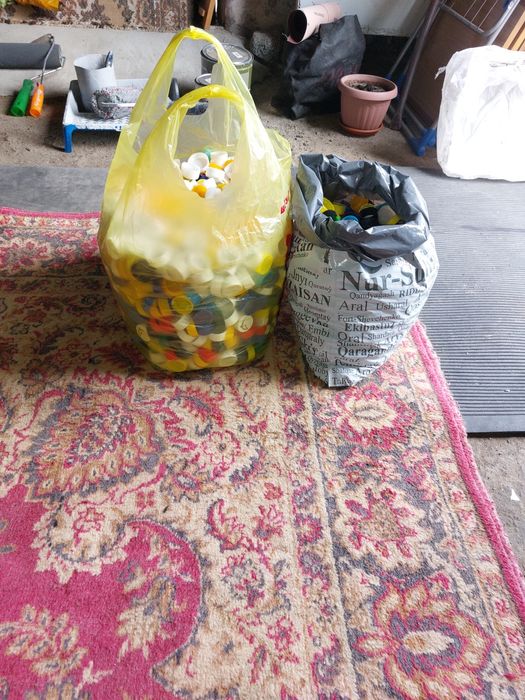 Продам пробки пластиковые.