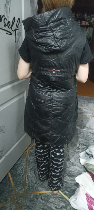 Продам черный жилет. Удлиненный
