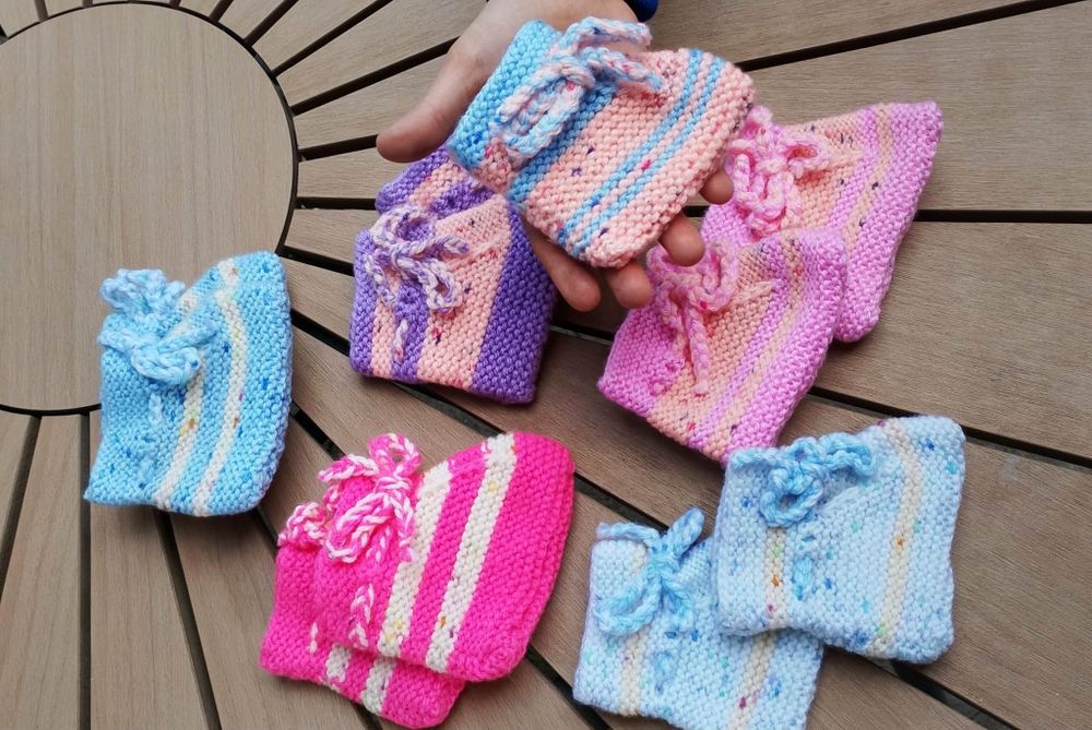 Ръчно плетени бебешки комплекти - шапка и търлъчки