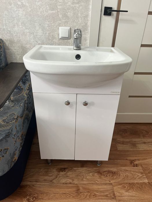 Зеркало и раковина