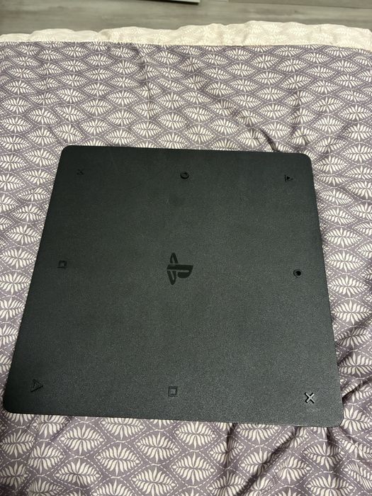 Vand Playstation 4 in stare buna