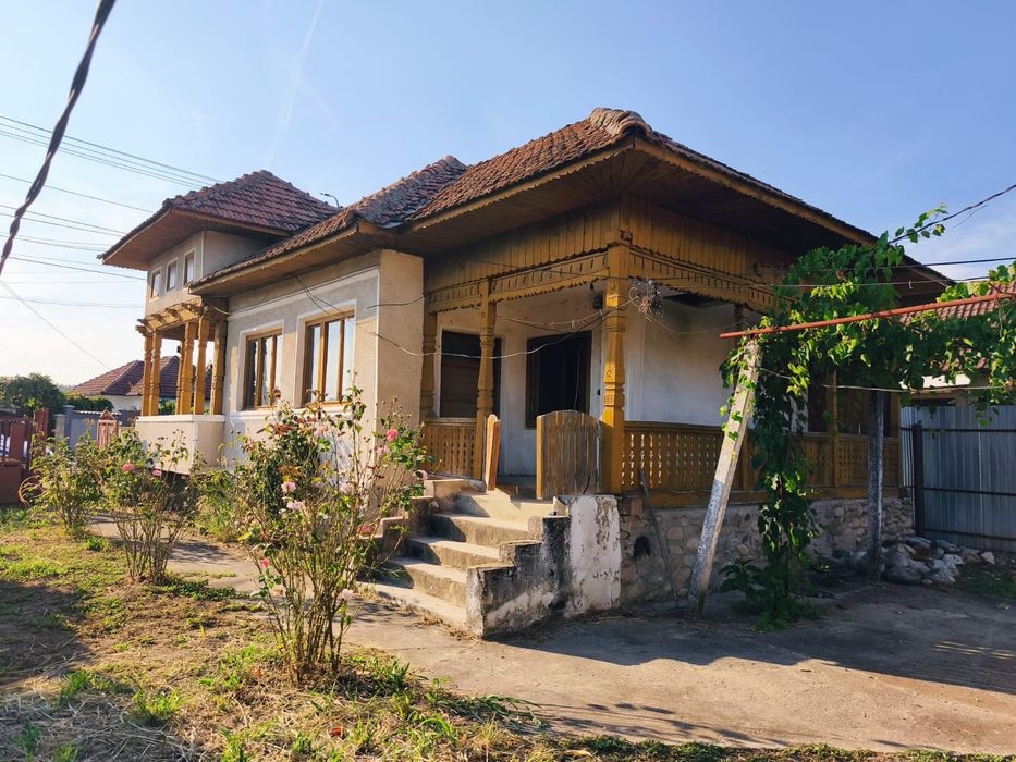 Casă bătrânească de vânzare