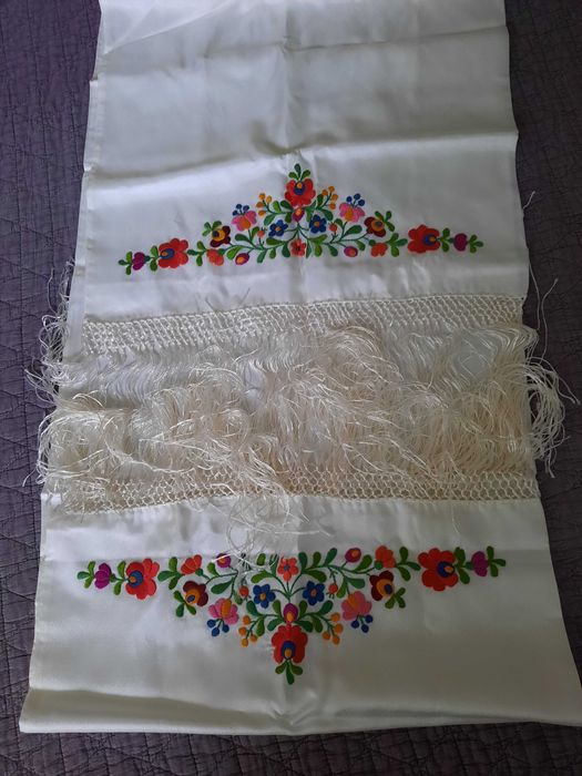 Унгарска бродирана престилчица и бродиран копринен шал с ресни
