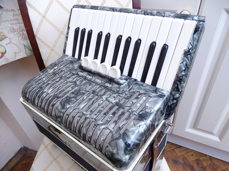 Много запазен стар акордеон Велтмайстер 40 баса