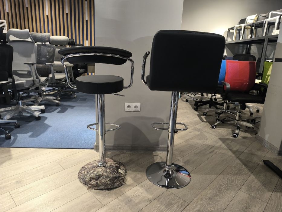 Barniy stul Lia va Charlotte. Барный стул