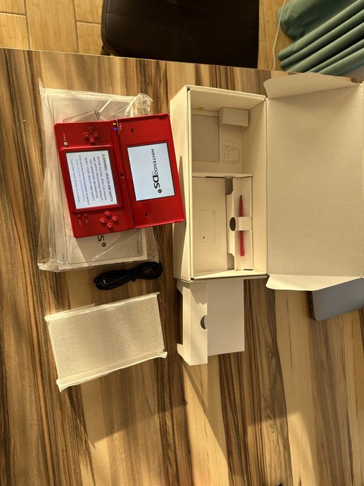 Nintendo DSi nou la cutie nefolosit rosu