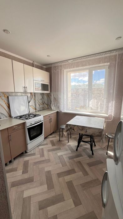 Сдаётся 2 ком квартира  район 6 микрорайон