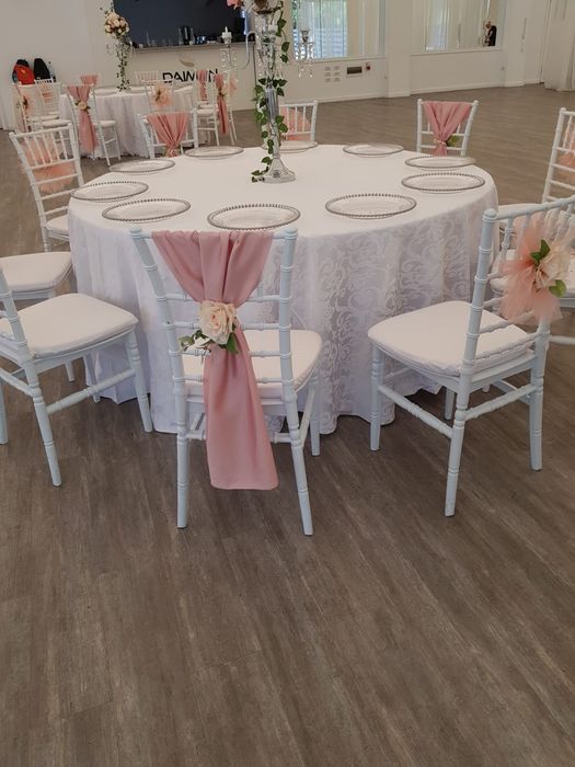 Inchiriez scaune evenimente,chiavari albe ,napoleon transparente,mese