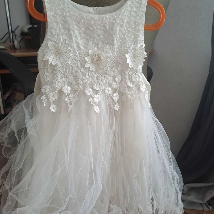 Платья нарядные.