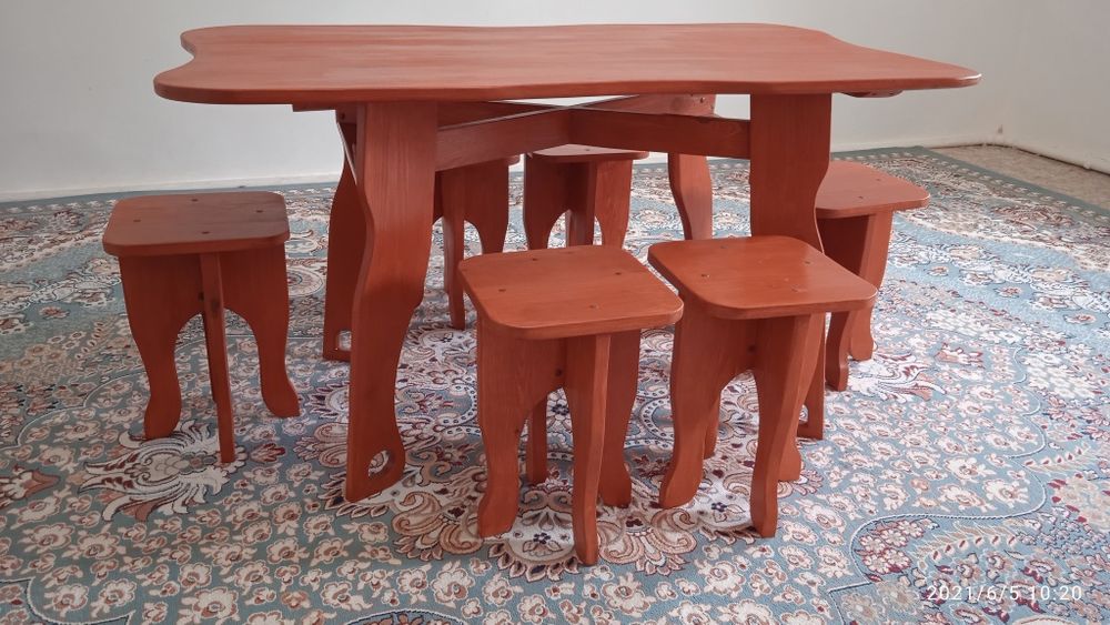 Стол с 6 табуретками из дерева