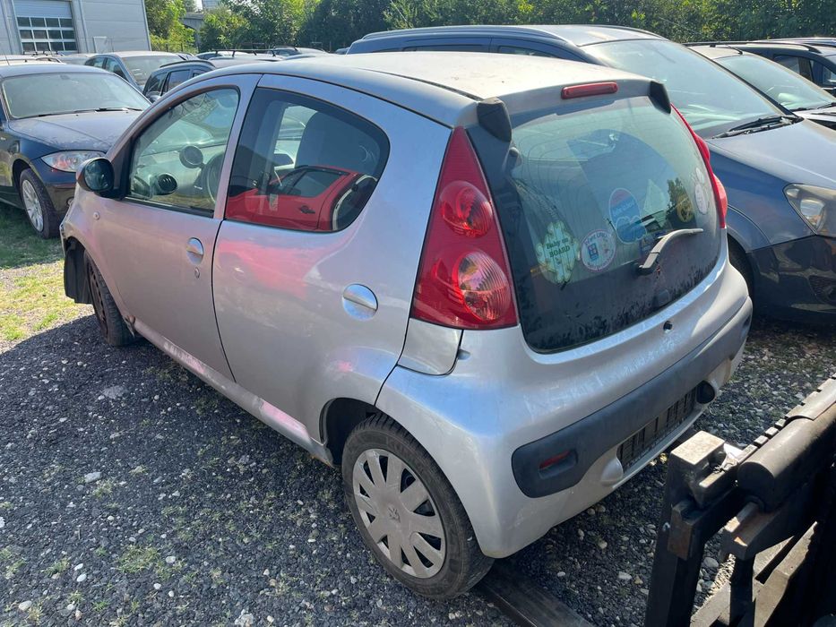 Dezmembrez Peugeot 107 gri argintiu 1.0 benzina 2007